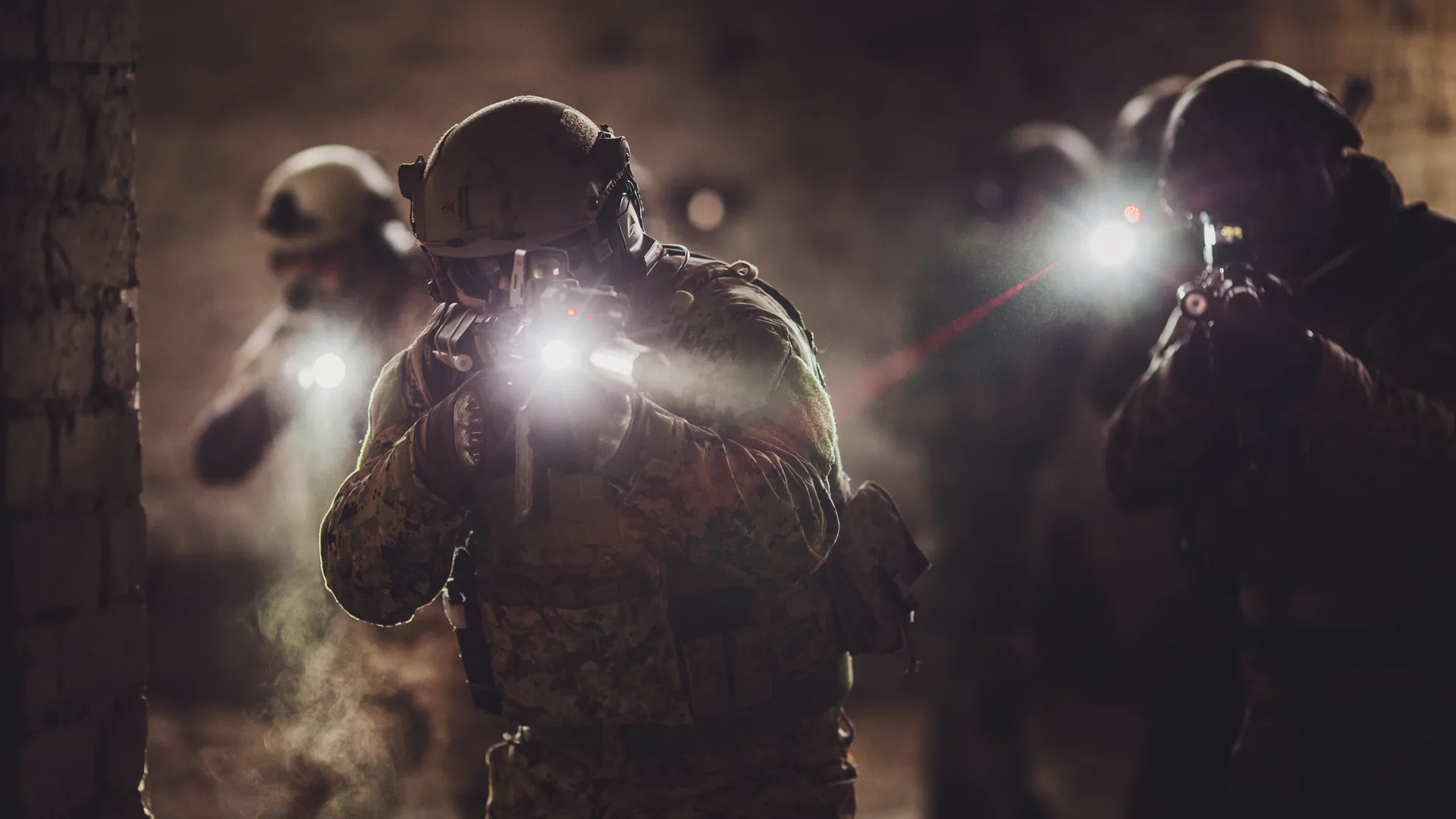 Zwei Einsatzkräfte mit Taschenlampe und Lasermodul in der Dunkelheit, Low-Light-Training