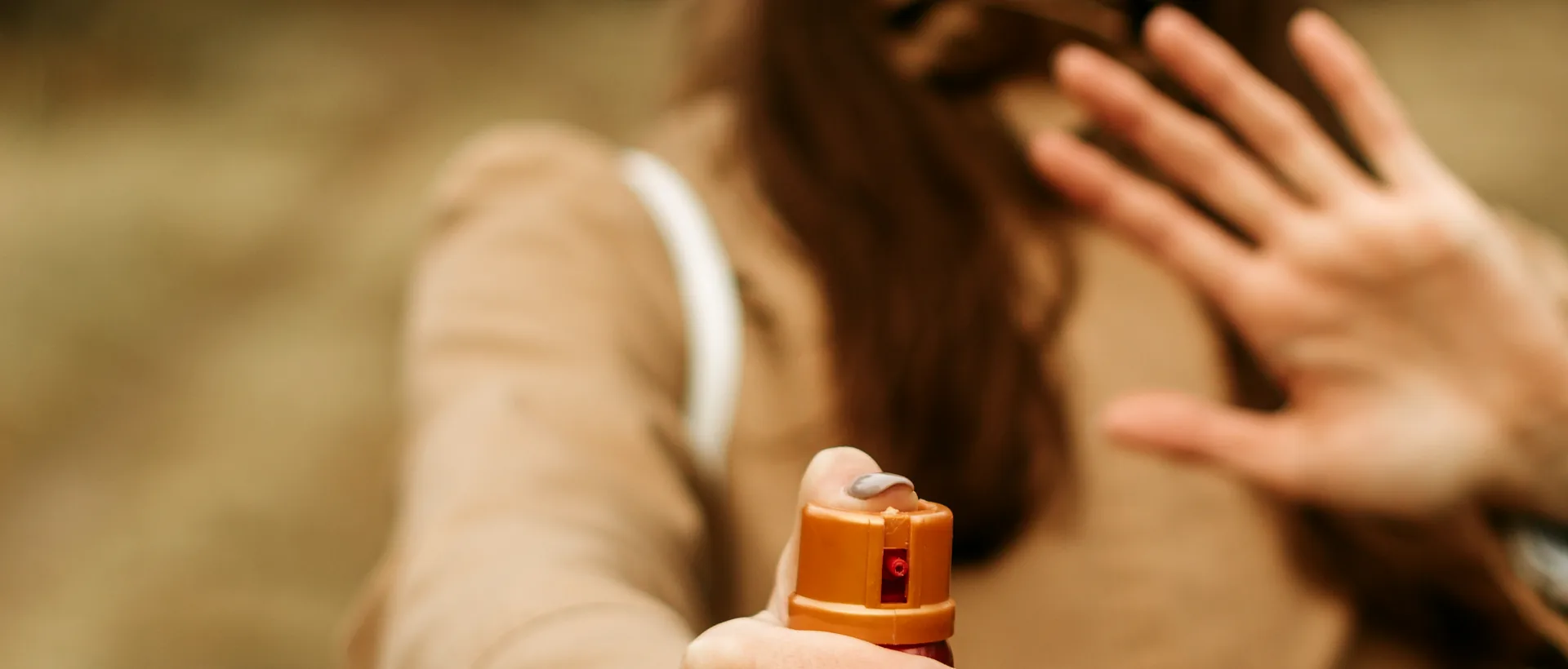 Frau wehrt einen Angriff mit Pfefferspray ab, Selbstverteidigungskurse in Aukrug