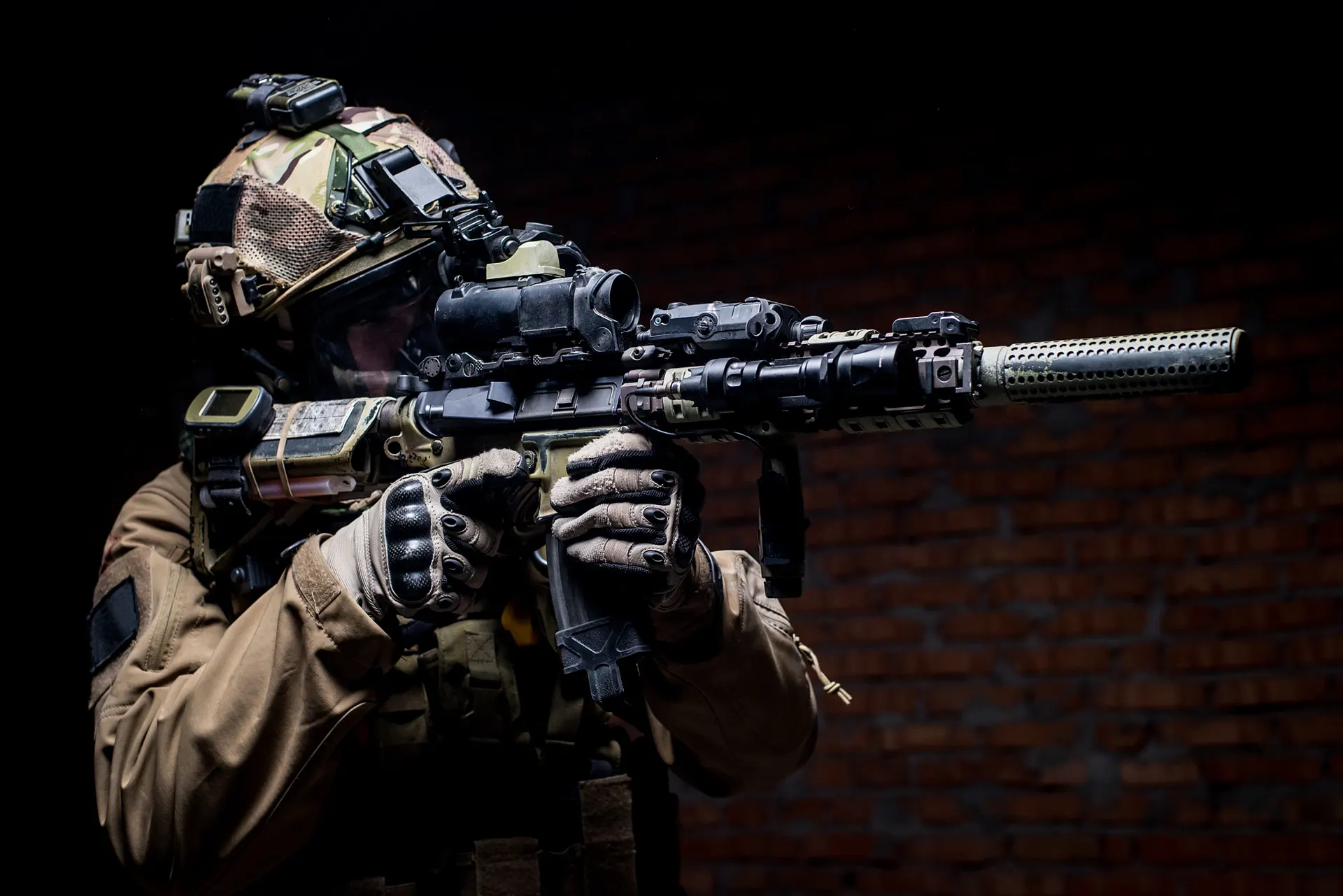 Einsatzkraft mit Helm und Langwaffe im Anschlag, Kurstermine bei Elite Shooting