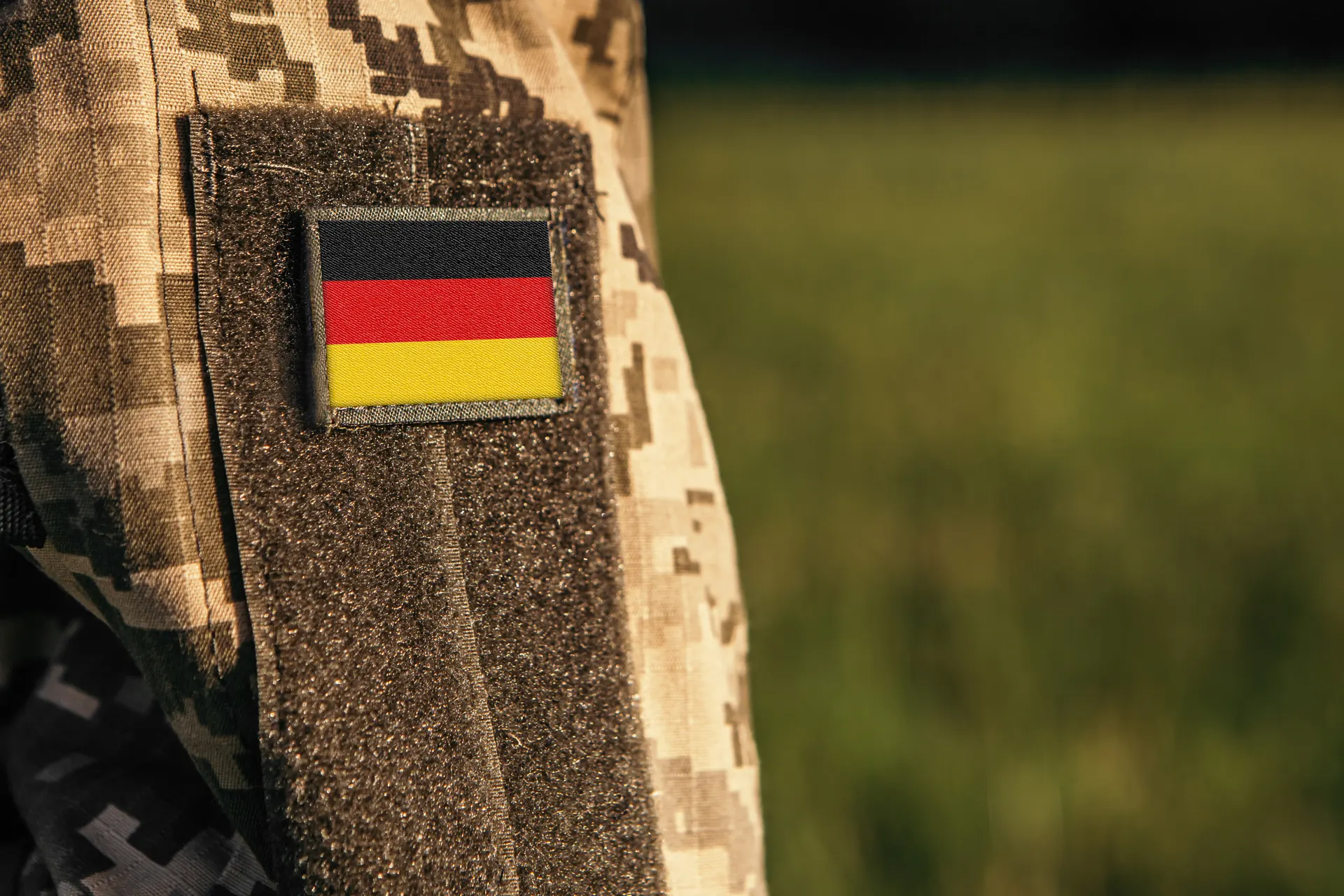 Deutschlandabzeichen auf der Tarnkleidung eines Ausbilders aus dem Team von Elite Shooting