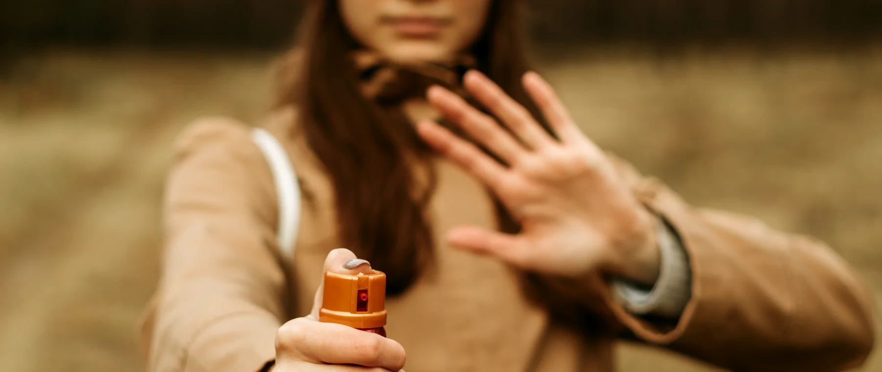 Frau setzt Pfefferspray zur Selbstverteidigung ein