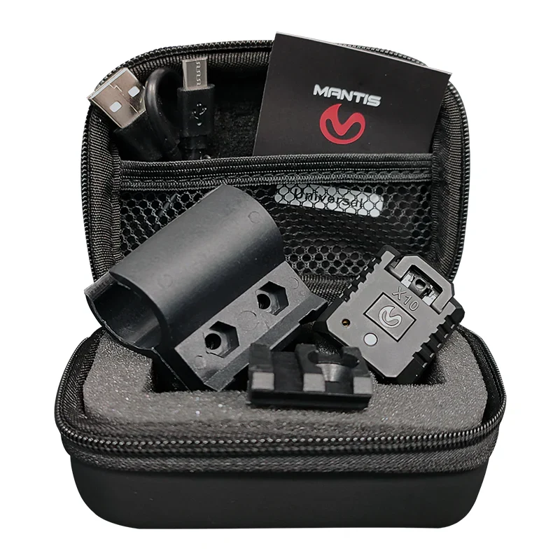 Mantis X10 Elite Lieferumfang: Sensor, BR7-Halterung, Universal-Adapter und Ladekabel im Transportcase