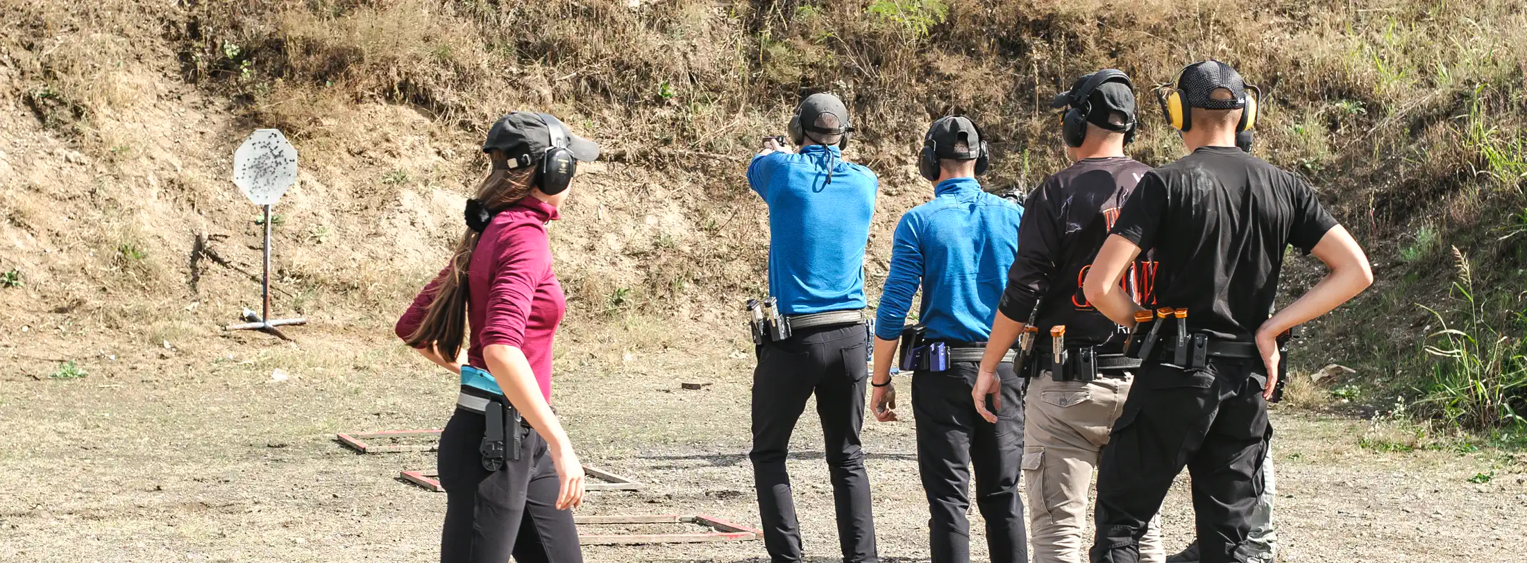 Trainingsgruppe mit Gehörschutz auf der Freibahn beim Schießtraining in Aukrug